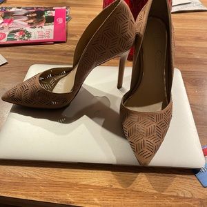 Jessica Simpson heels / size 8 in women US / nude color / pointy toe pump